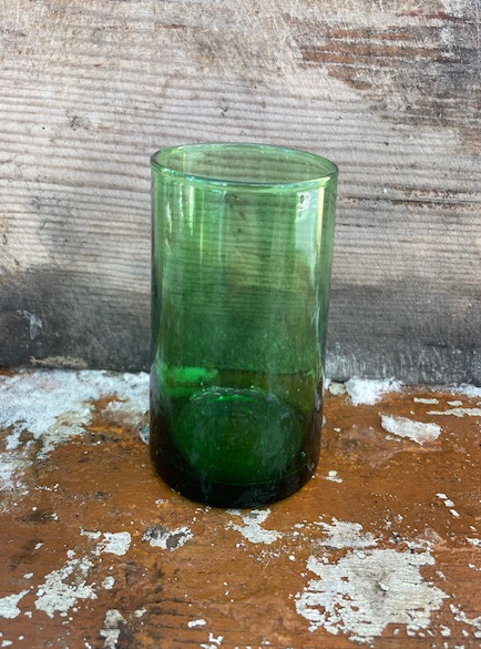 Grönt dricksglas i återvunnet glas utan kant  -L