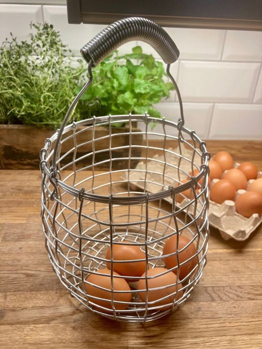 Handgjord äggkorg i metall med fällbart handtag h=19 cm